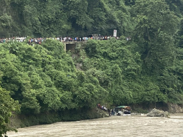 धादिङ बस दुर्घटना : आठ जनाको मृत्यु, १७ घाइतेको उद्धार, खोजी कार्य जारी